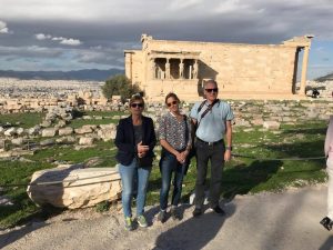 Lotte, Jette og Svend ved Acropolis