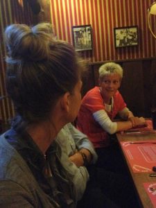 Helle fortæller Marianne om løbet...