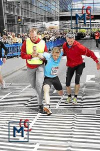 Henrik Christiansen får lidt hjælp de sidste få meter - København Marathon
